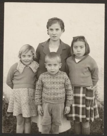 Vicenta et des enfants (photo 1937) et liste des enfants à l'école Freinet