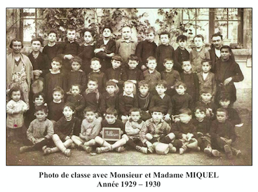 photo declasseavec M et Mme Miquel (année 1929-30)