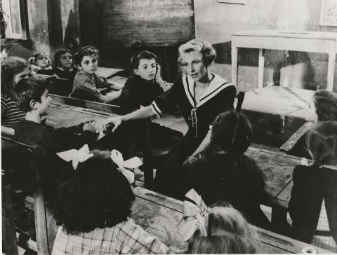  Mlle Lise avec l'ensemble de l'école en classe