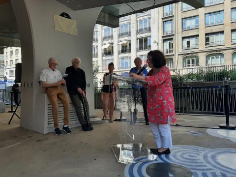 Evelyne Zarka avec rideau