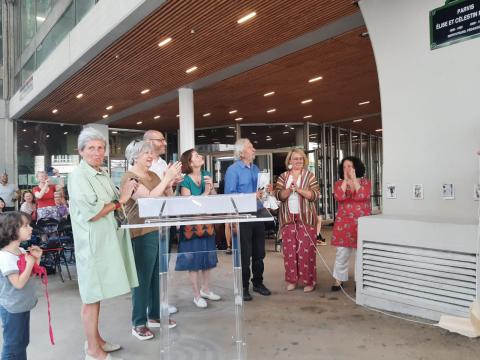 Petit groupe pendant dévoilement plaque