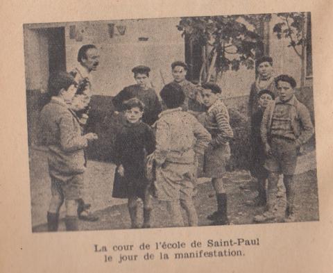 la cour de l'école le jour de la manifestation entre la page 112 et 113